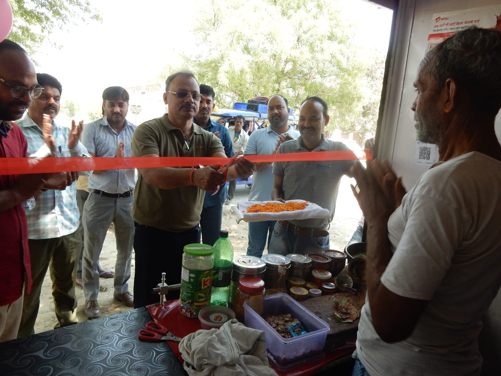 सीतापुर: ग्राम परिवर्तन परियोजना के तहत फास्टफूड एवं किराना दुकानों का उद्घाटन
