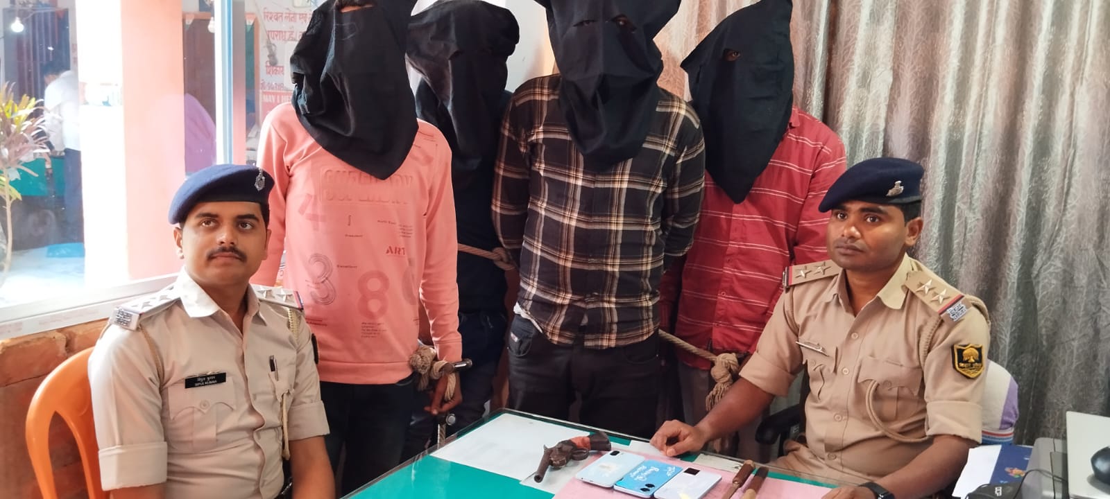 मुबारकपुर गांव में अपराध की योजना बना रहे चार सशस्त्र अपराधी गिरफ्तार