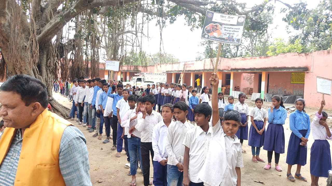 बिहार दिवस पर एकमा में विभिन्न स्कूलों के छात्र-छात्राओं ने निकाली प्रभात फेरी