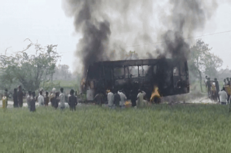 अम्बालिका न्यूज़ ब्रेकिंग: गाजीपुर में एचटी लाइन के संपर्क में आने से बस में लगी आग, कई बारातियों की हुई मौत